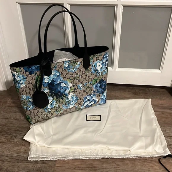 GUCCI
BLUE GG BLOOMS SUPREME CANVAS REVERSIBLE TOTE - Picture 3 of 16